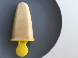 Bananen-Kokos-Eis auf grauem Teller