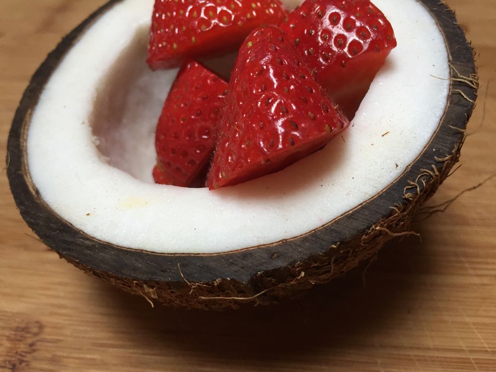 Halbe Kokosnuss mit Erdbeeren gefüllt | kokosnuss-gesund-lecker.de