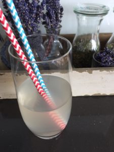 Kokoswasser im Glas mit Strohhalmen