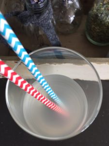 Kokoswasser im Glas mit Strohhalm