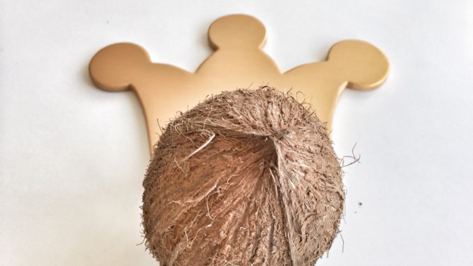 Kokosnuss mit goldener Krone